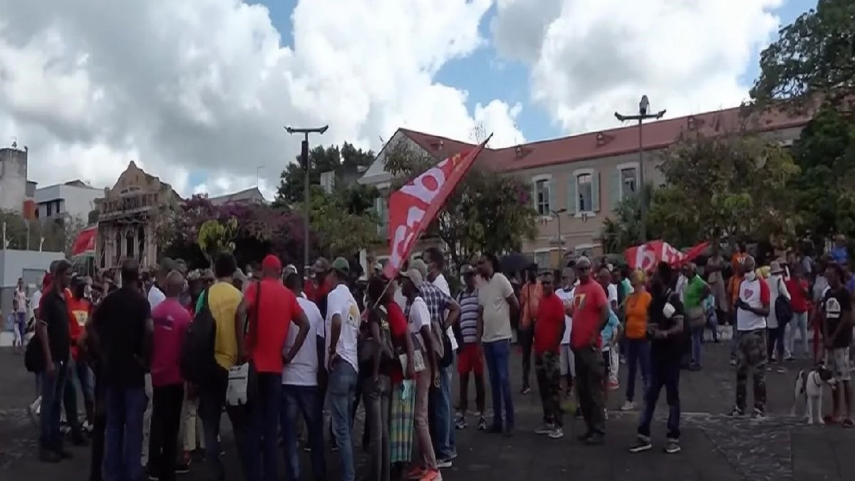 Yeni Kaledonya’dan sonra Martinik karıştı! Fransız sömürgesinde halk sokakta