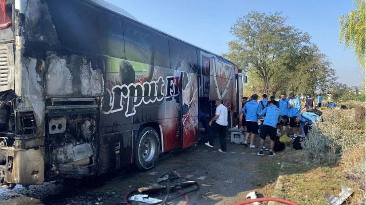 Manisa'da futbolcuları taşıyan otobüs yandı