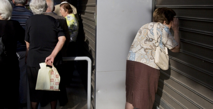 Yunan bankaları 
kepenk kapattı