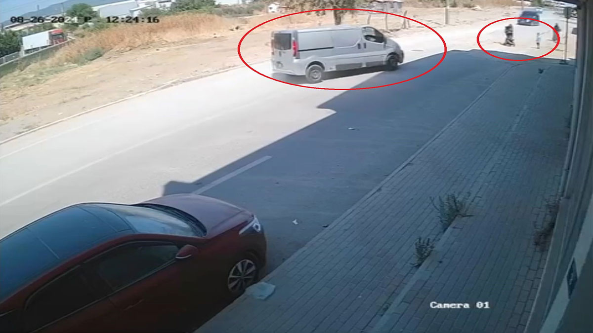 Mucize kurtuluş kamerada: Ölüm, anne ile bebeğini teğet geçti! Düz yolda yüksek hızla giderken kontrolden çıktı