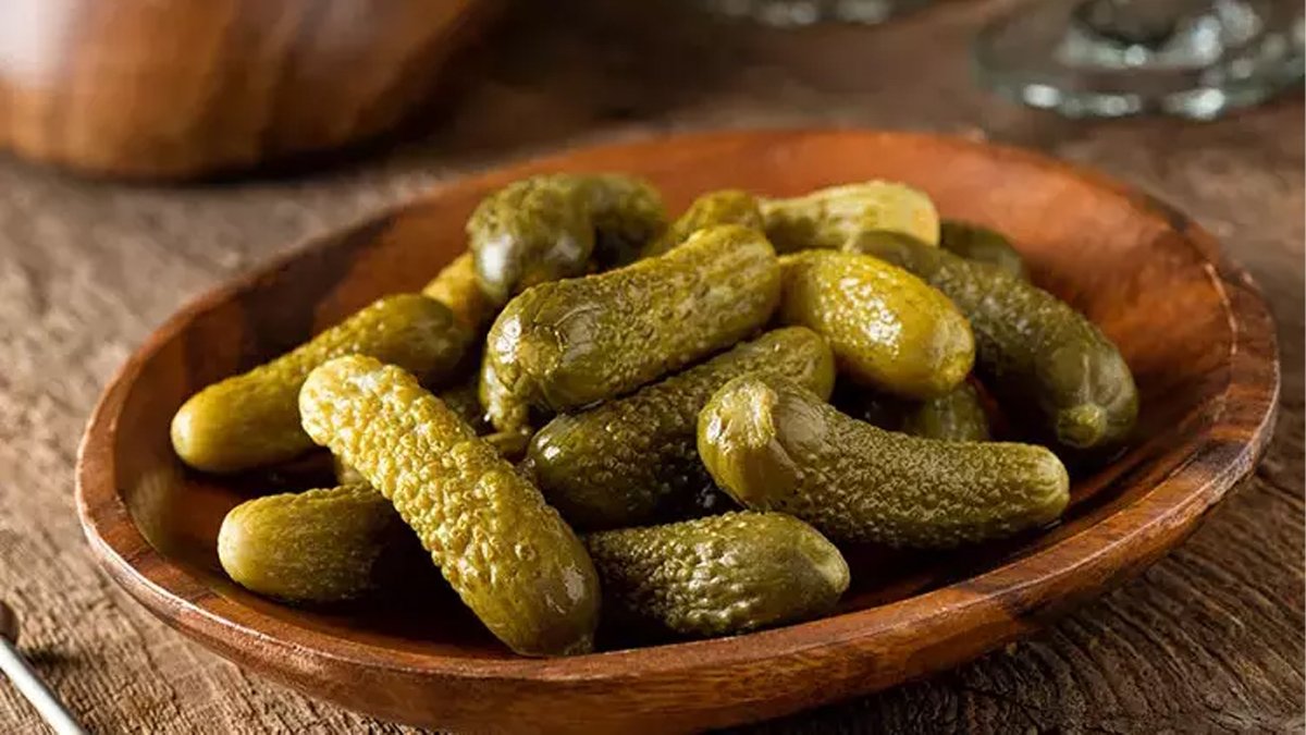 Yılların turşu ustasının asla erimeyen kütür kütür salatalık turşusunun tarifini ifşa ediyoruz! Öğrenen bu tarifle yapıyor