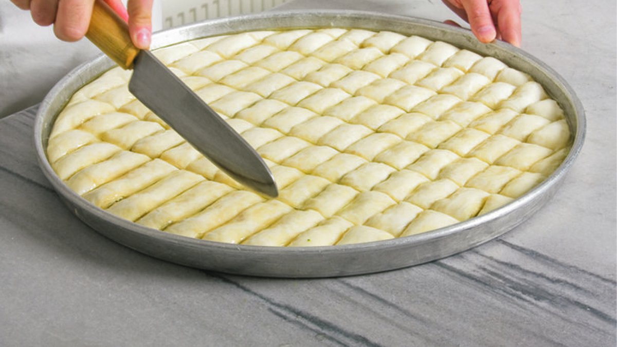 Baklavacıların sır gibi sakladığı baklava hamuru tarifi! Bu yöntemle herkes evde baklava ustası oluyor
