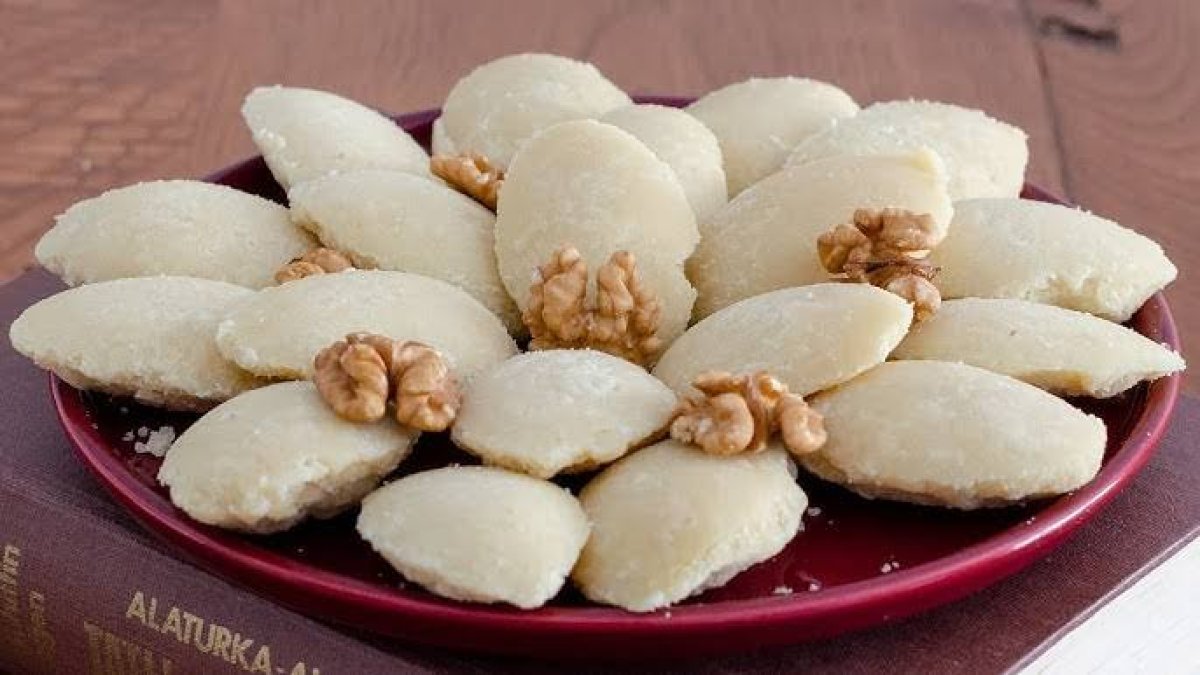 Duygu Teyze’nin 60 yıllık kaşık helvası tarifi! İster çayın yanına ister mevlitlerde yapın, tam kıvamında