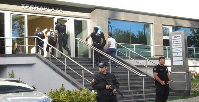 İstanbul'da FETÖ'nün darbe girişimi soruşturması kapsamında 44 şirkete eş zamanlı operasyon