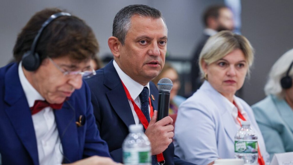 Rum lider 'Türkler işgalci' dedi, Özgür Özel toplantıyı terk etti: Barış için oradayız