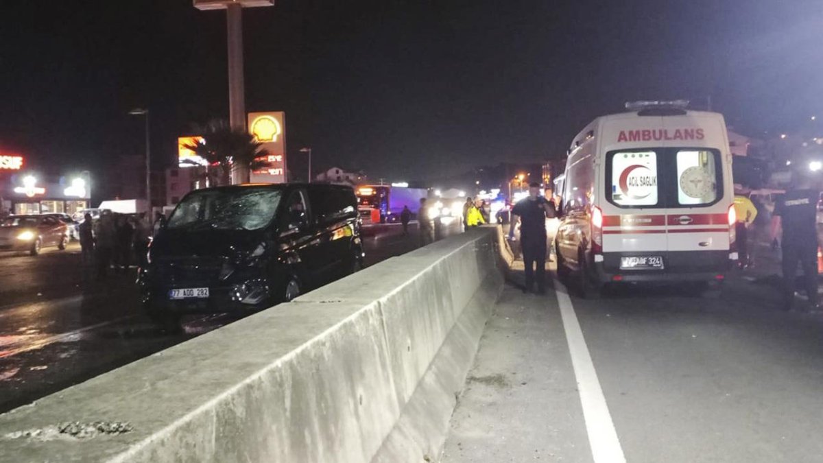 Yalova'da trafik faciası: Yolun karşısına geçmeye çalışan iki kişiye minibüs çarptı