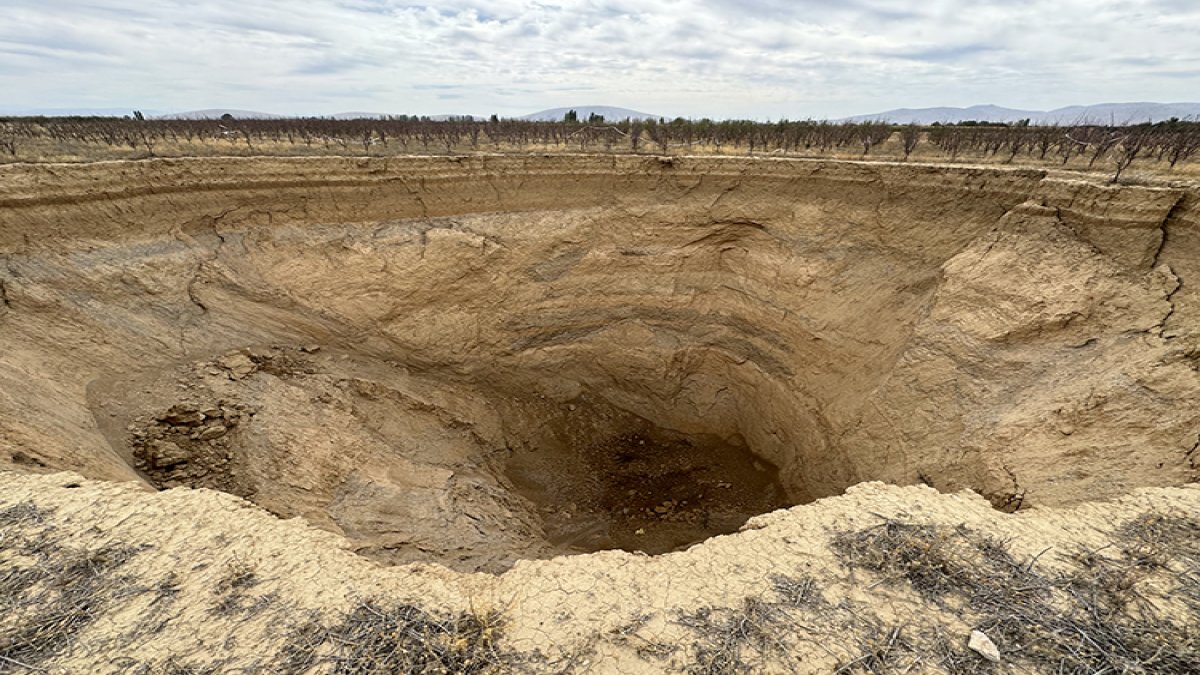 Gün geçtikçe genişliyor! Çevredeki ağaçları bile kuruttu: Köylüler panik içinde: Böyle giderse duman edecek