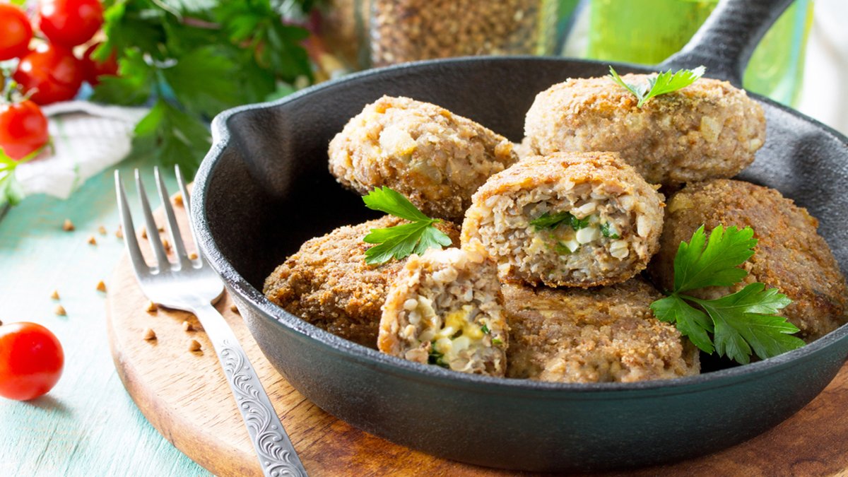 Evde kalan pilavı böyle değerlendirin! İşte kadınbudu köfte tarifi: Dışı çıtır çıtır, içi yumuşacık oluyor