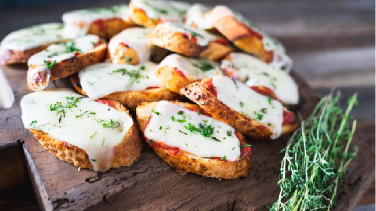 Çocuklara kahvaltı sevdiren tarif! Evde domates ve ekmek olan 5 dakikada yapacak! Çocuklar kaşarlarını yarıştırıyor