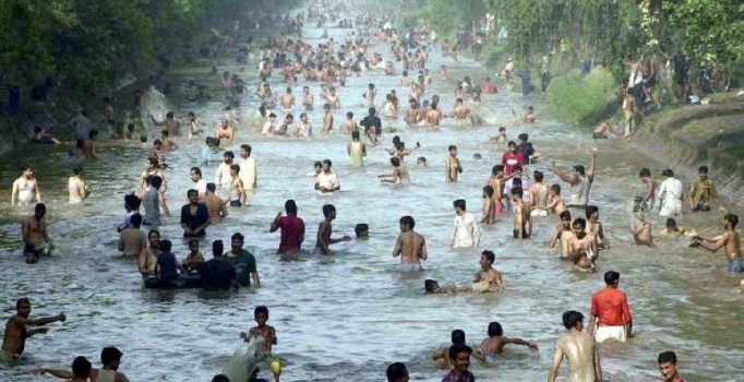 Selfie çekerken önce kendisi ardından da annesi ve babası öldü