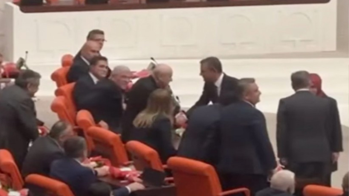 Bahçeli, grup toplantısında sert sözler sarf ettiği Özel'le tokalaştı