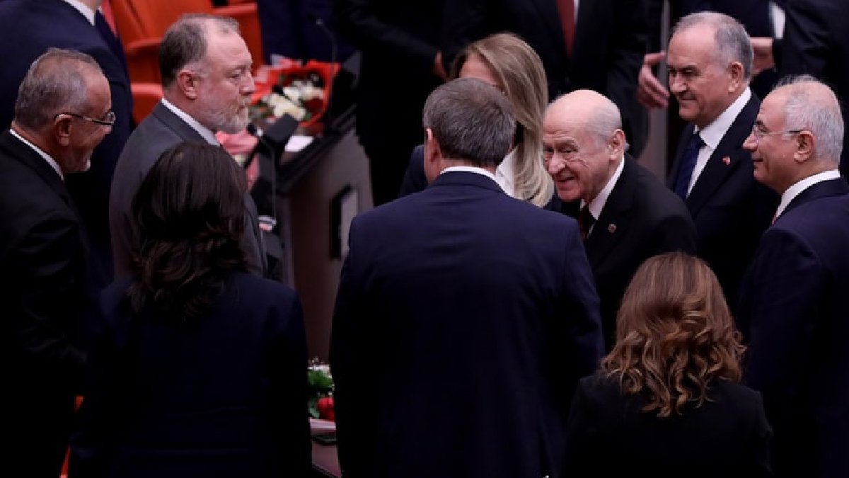 Bahçeli'nin Meclis’teki hareketi şaşkınlık yarattı: DEM Partililerle tokalaştı