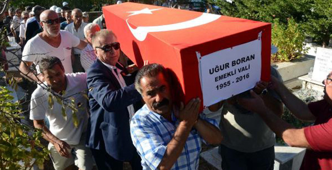 Emekli Vali Uğur Boran gözyaşlarıyla son yolculuğuna uğurlandı