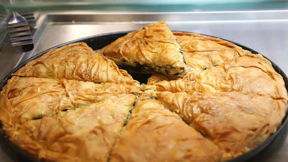 Balkan mutfağının en sevilen lezzeti! Çıtır çıtır oluyor misafirler bayılıyor! İşte 5 dakikada Arnavut böreği tarifi…