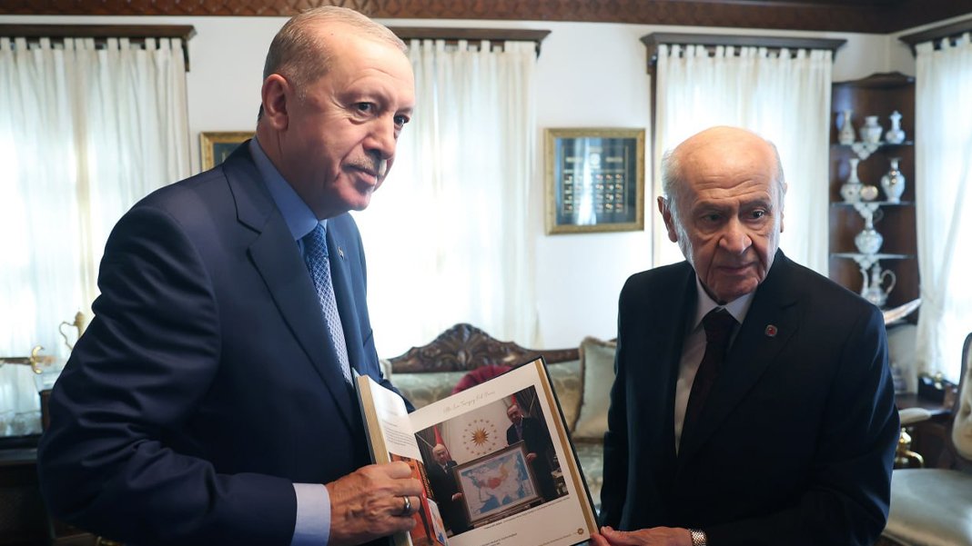 Bahçeli, Erdoğan'a kendisini anlatan kitabı hediye etti