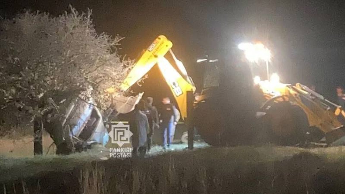 6 çocuğun içinde olduğu otomobil devrildi: 2 ölü, 4 yaralı