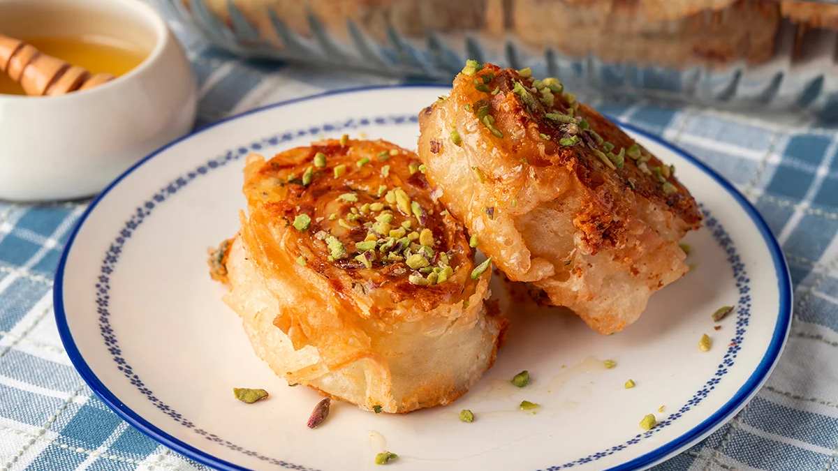 Bildiğiniz tüm börekleri sildirir! İçinde 5 farklı peynir ve bal var!  İşte ballı gemici böreği tarifi…