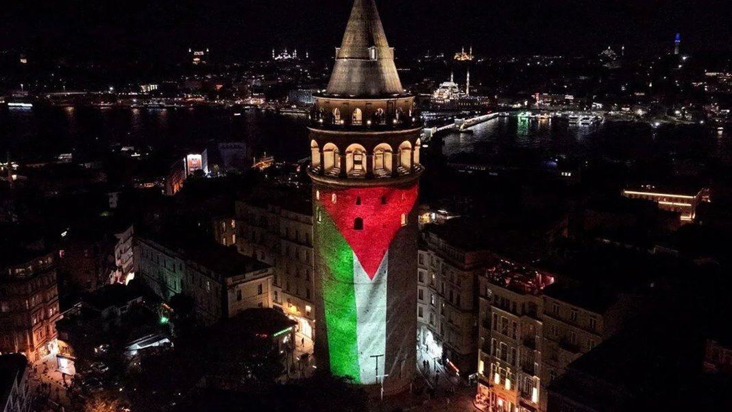 Galata Kulesi’ne Filistin bayrağı yansıtıldı