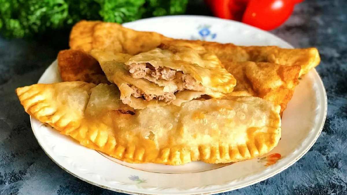 Herkes bayıla bayıla yiyor! Bu tarifle ne patlıyor, ne de sıçrıyor! Çiğ börek yapmanın en pratik yolu