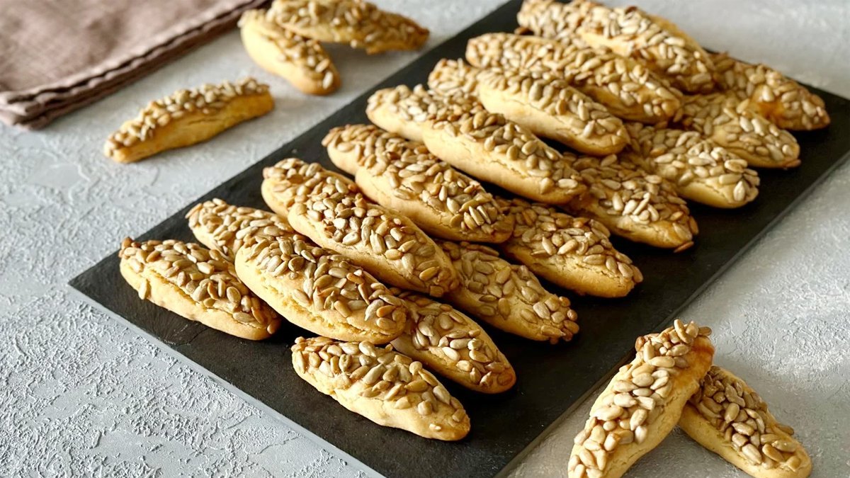 Kokusuyla kapınızı çaldırır! Kıyır kıyır çekirdekli tuzlu kurabiye tarifi... Bir tane daha derken bir tepsi bitiyor