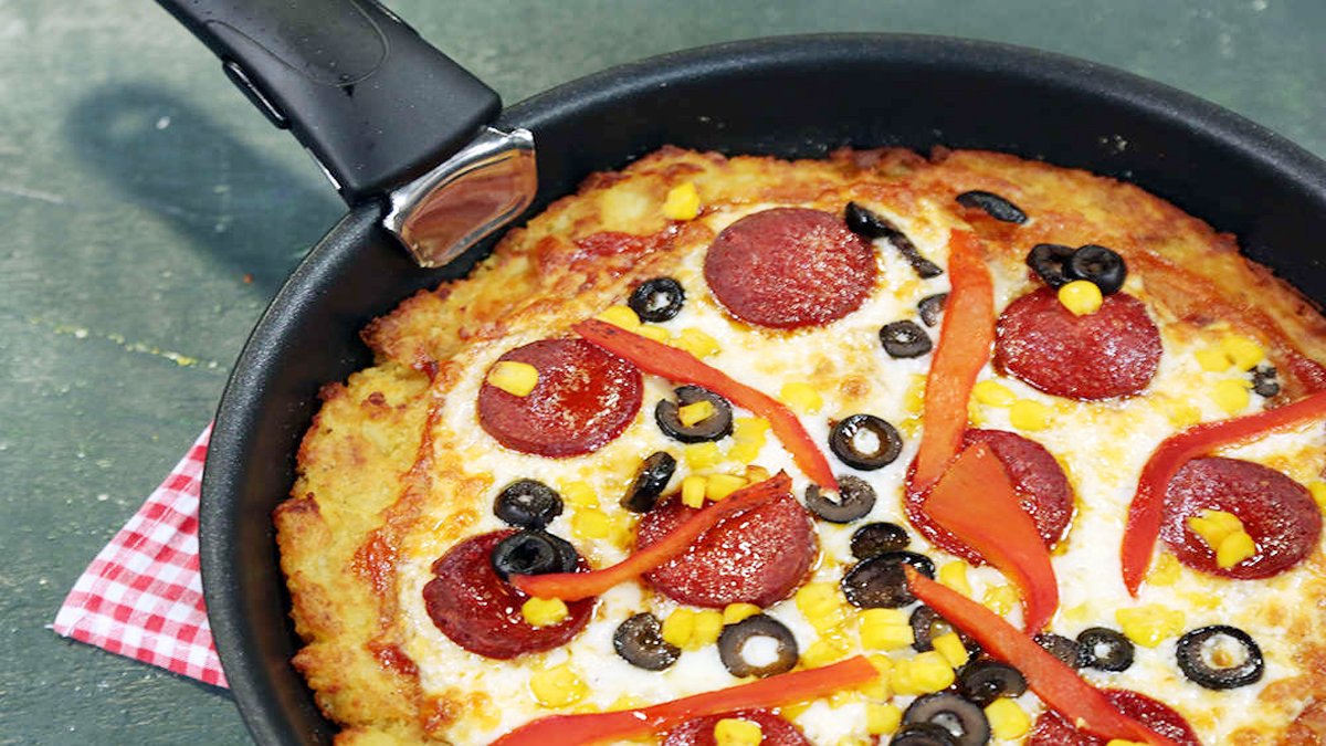 Bir kaşık bile un yok! Ünlü markalara taş çıkaran patatesten pizza tarifi, ağızda resmen eriyor