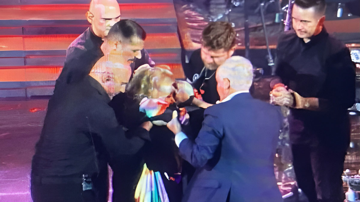 Ünlü şarkıcı sahnede felç geçirdi! O anlar kameraya yansıdı, hayranları şoke oldu