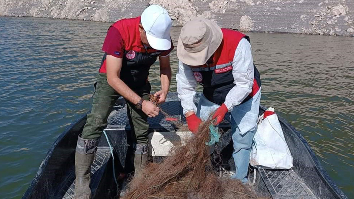 O barajda 'hayalet ağ' paniği! Binlerce yavru ölmek üzereyken kurtarıldı