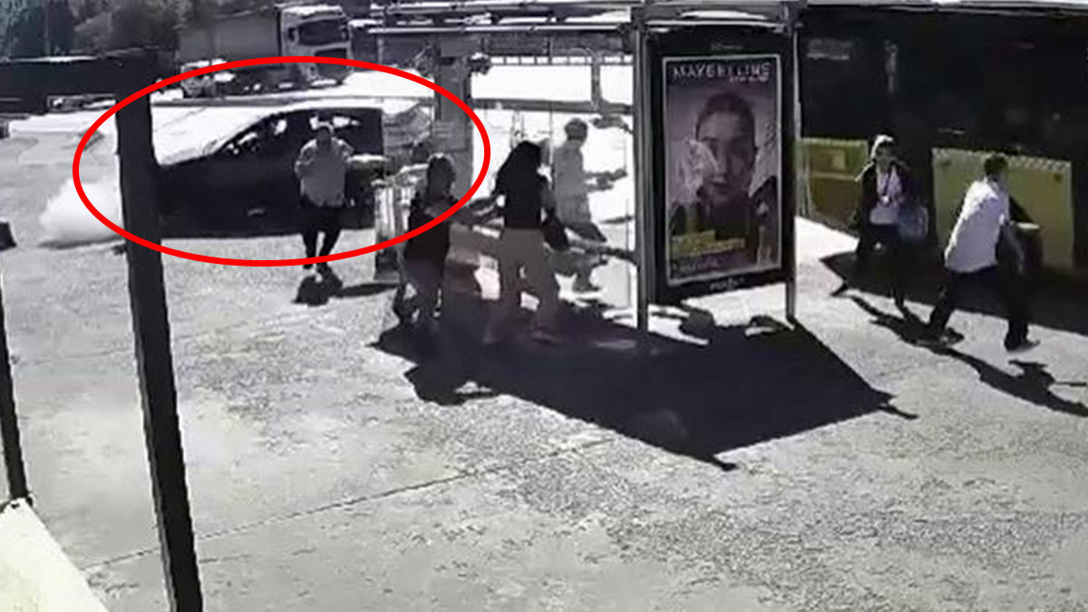 Lastiği patladı, otobüs durağına daldı! Bu ülkede şans eseri yaşıyoruz...