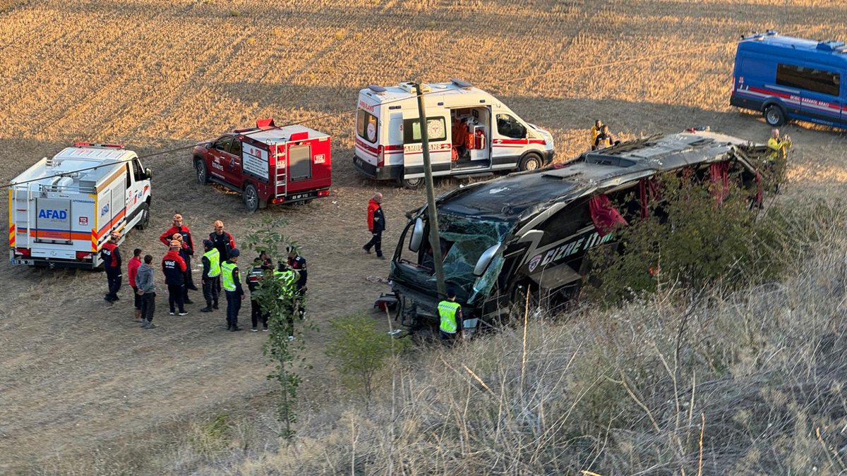 Afyonkarahisar'da can pazarı! Yolcu otobüsü devrildi: 21 kişi yaralandı