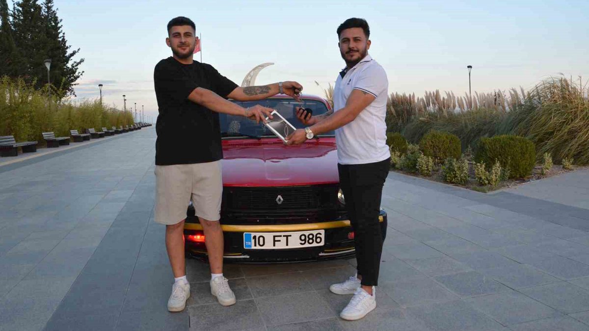 Balıkesir'de sıra dışı alışveriş: iPhone ile araba takas ettiler