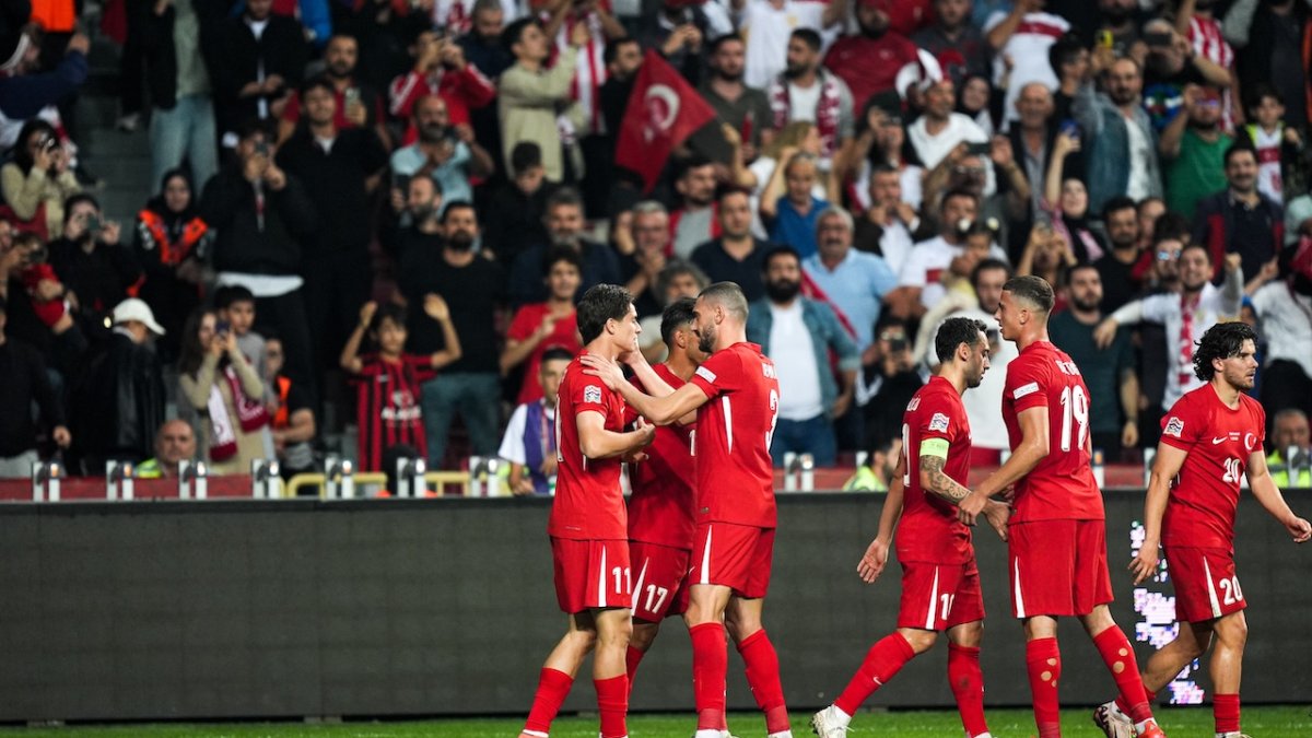 A Milli Takım liderliğini tek golle perçinledi! Türkiye 1-0 Karadağ