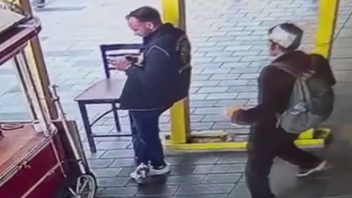 Dehşete düşüren anlar kamerada: Beyoğlu'nda polis memuruna bıçaklı saldırı