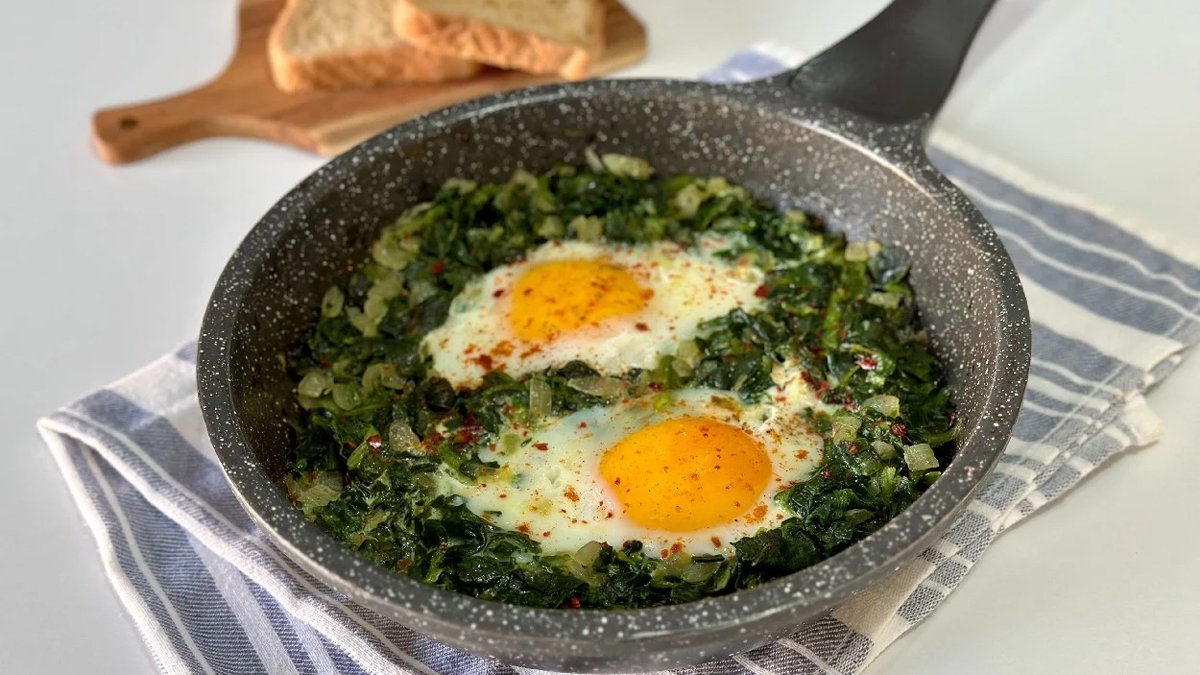 Ne yemeği, ne böreği! Vitamin deposu yumurtalı ıspanak tarifi: Kolay yapılıyor, lezzeti ekmek bandırıyor