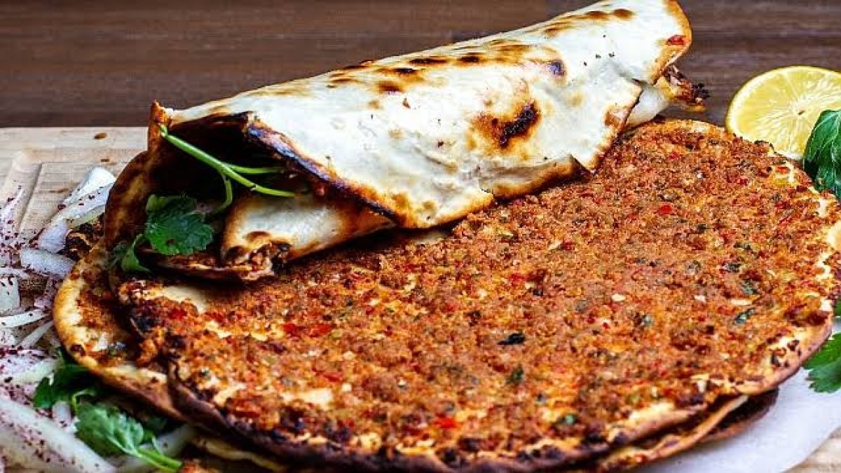 Çıtır çıtır lahmacunun gerçek tarifi: Dışarda yapılanlardan daha lezzetli