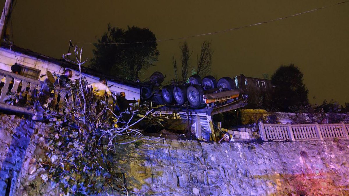 Zonguldak'ta virajı alamayan TIR, devrildi: Sürücü hayatını kaybetti