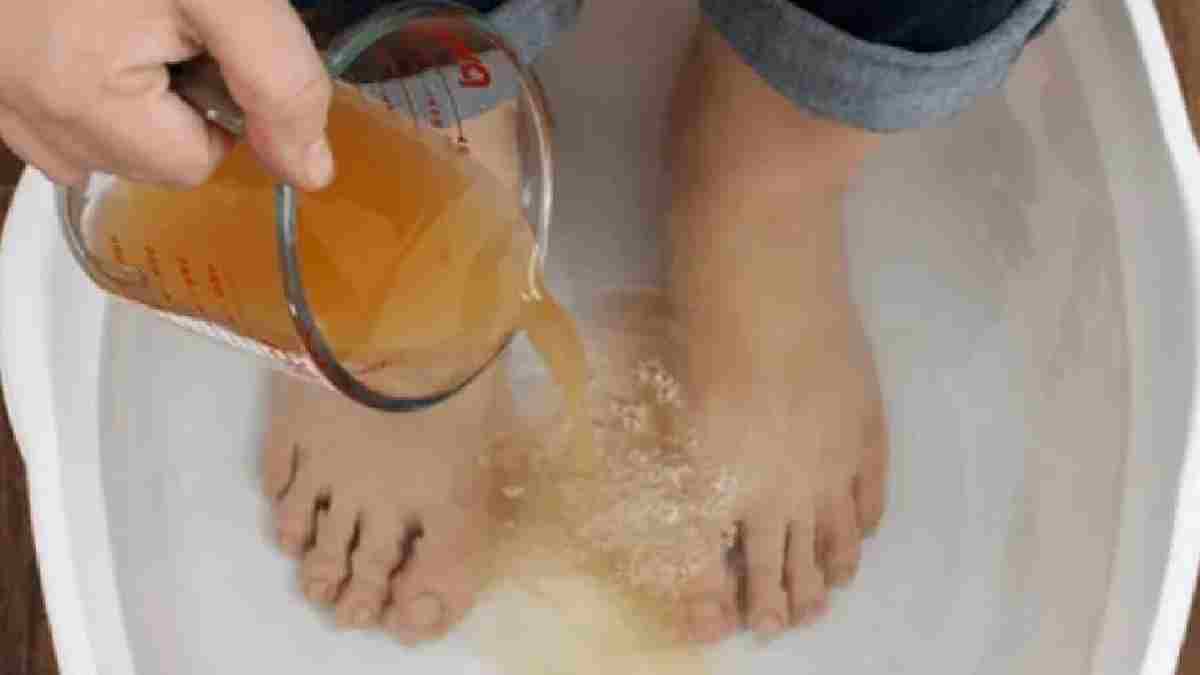 Ayaklarınızı sirkeli suyla yıkamanın inanılmaz faydası!  Sadece birkaç damla ekleyin,  bakın nelere iyi geliyor?