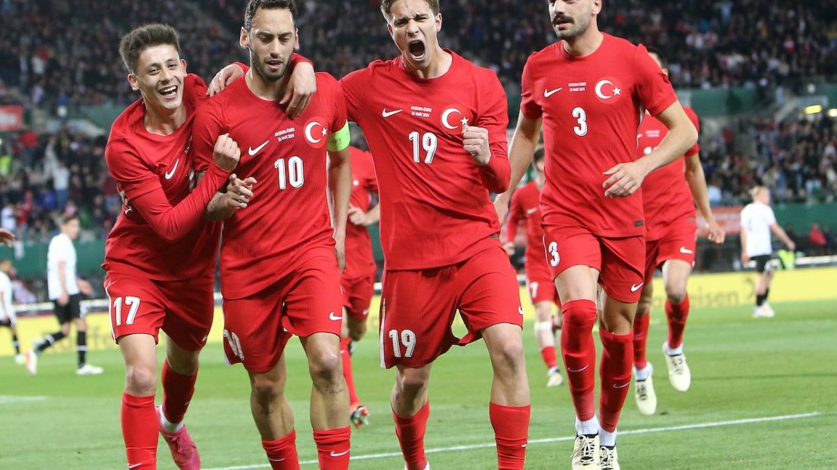 Türkiye'nin ilk 11'i belli oldu! İzlanda-Türkiye maçı öncesi Montella'dan sürpriz tercihler