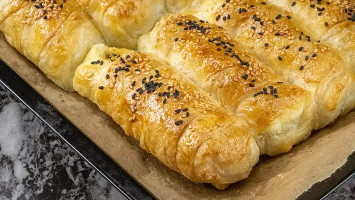 Çat kapı gelen misafire şipşak börek! Saatlerce uğraşılmış gibi görünecek