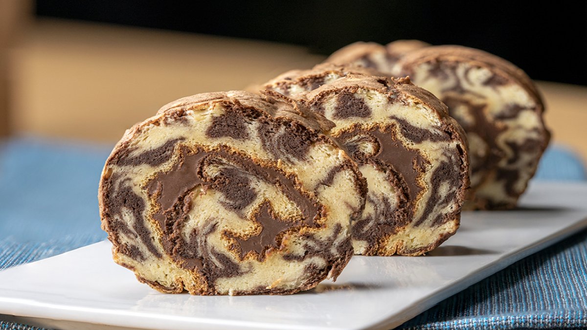 Çat kapı misafirlere nefis bir ikram! Yumuşacık kıvamıyla kasırga kek tarifi