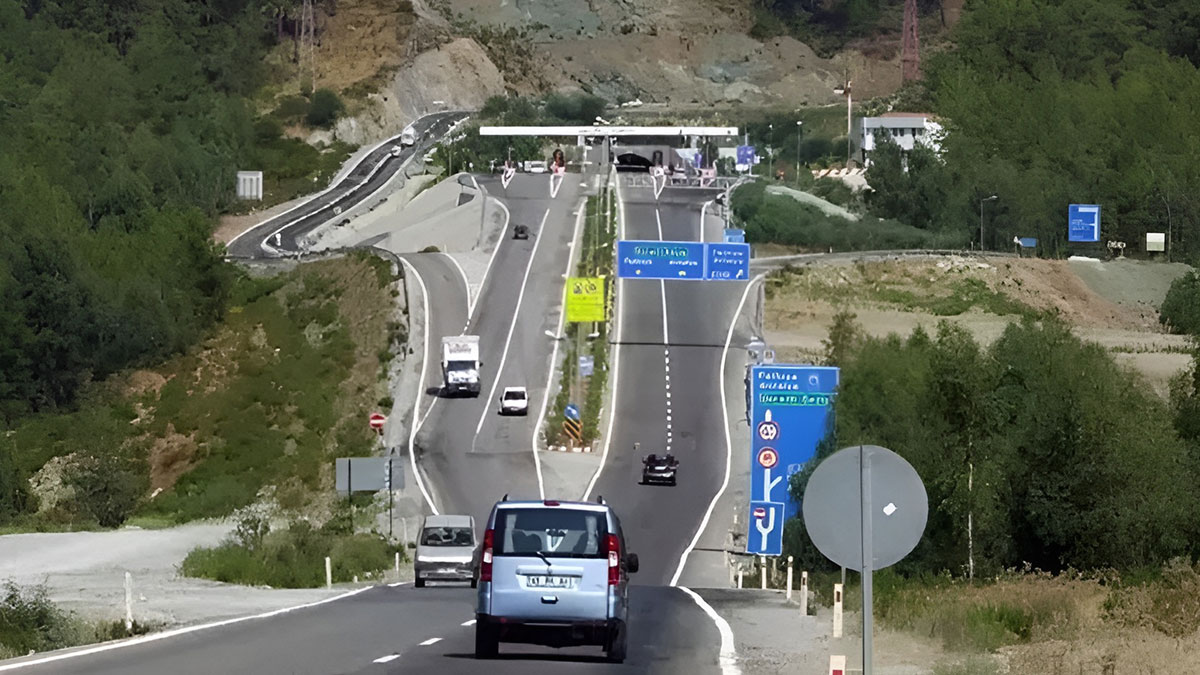 Ücretsiz olacağı söylenen tünelin geçiş ücretine bir yılda üçüncü zam! İki ilçeyi birbirine bağlıyor