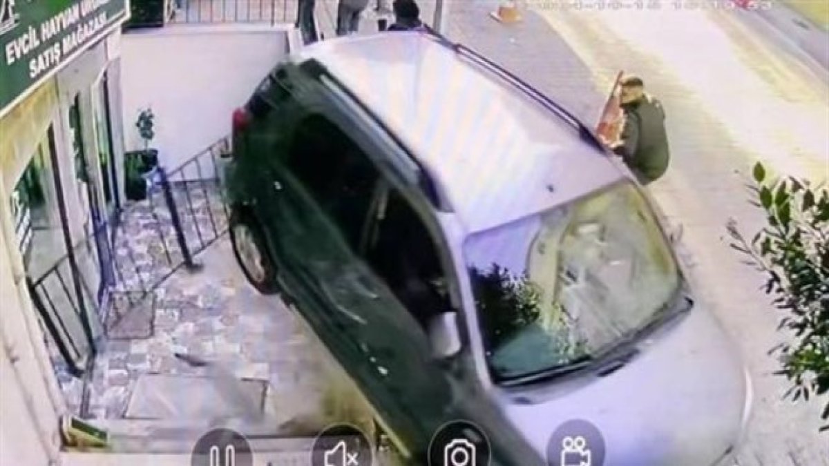 Güngören’de vitesi karıştıran kadın sürücü aracını merdiven boşluğuna düşürdü: Caddeden geçenler son anda kurtuldu