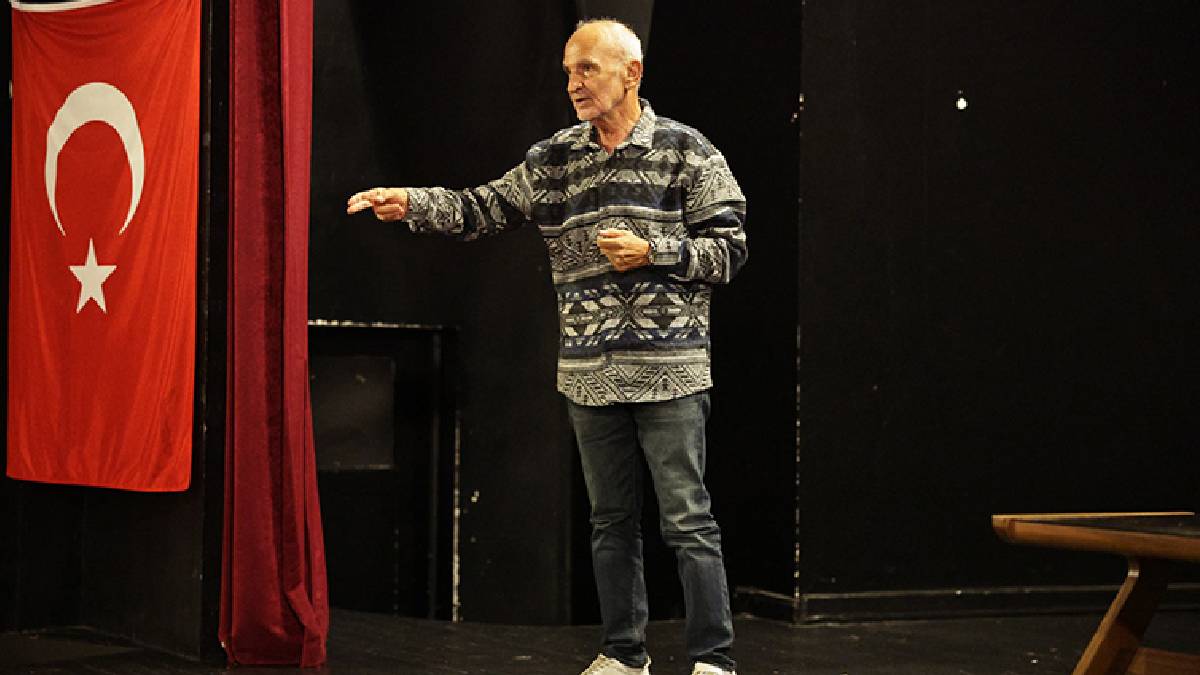 Tiyatronun ustası Orhan Şeref Ayca şehirdeki sanatseverlerle buluştu