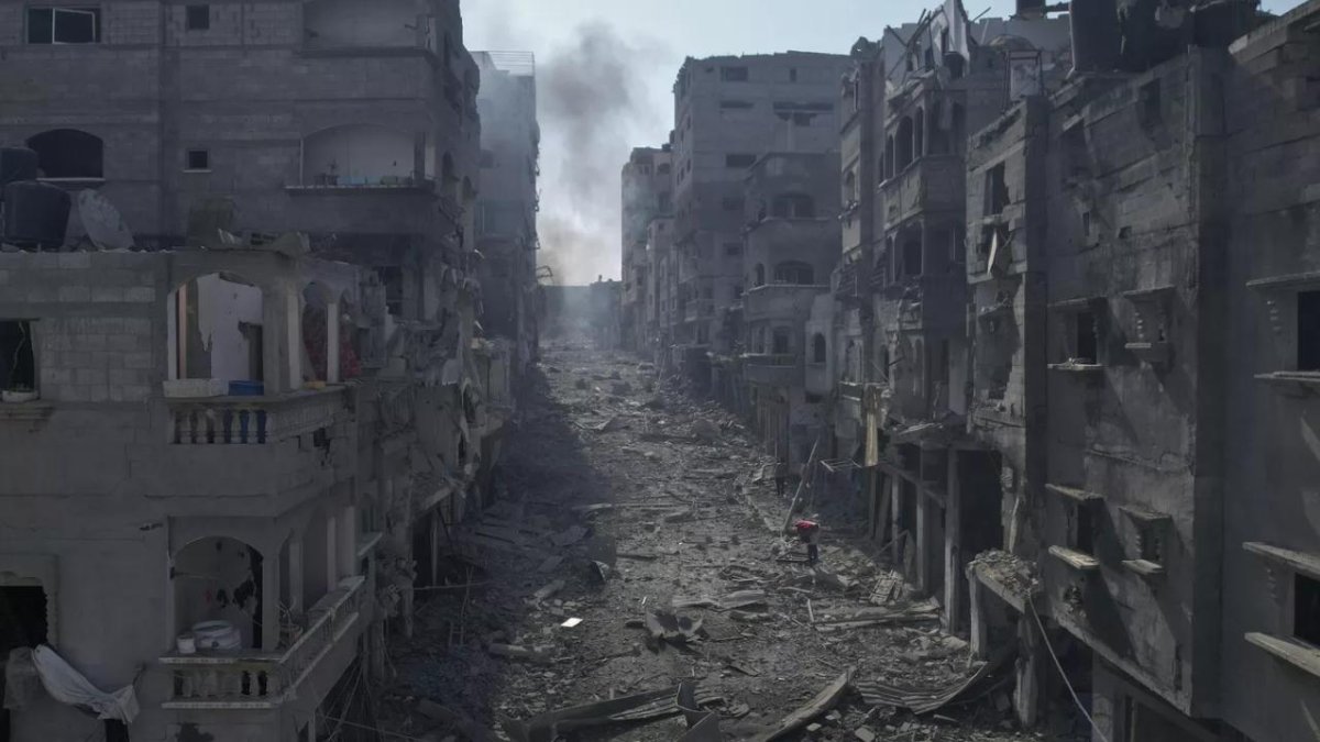 İsrail ordusu yeni bir yıkım gerçekleştirdi: Gazze'de Filistinlilere ait evleri ateşe verdi