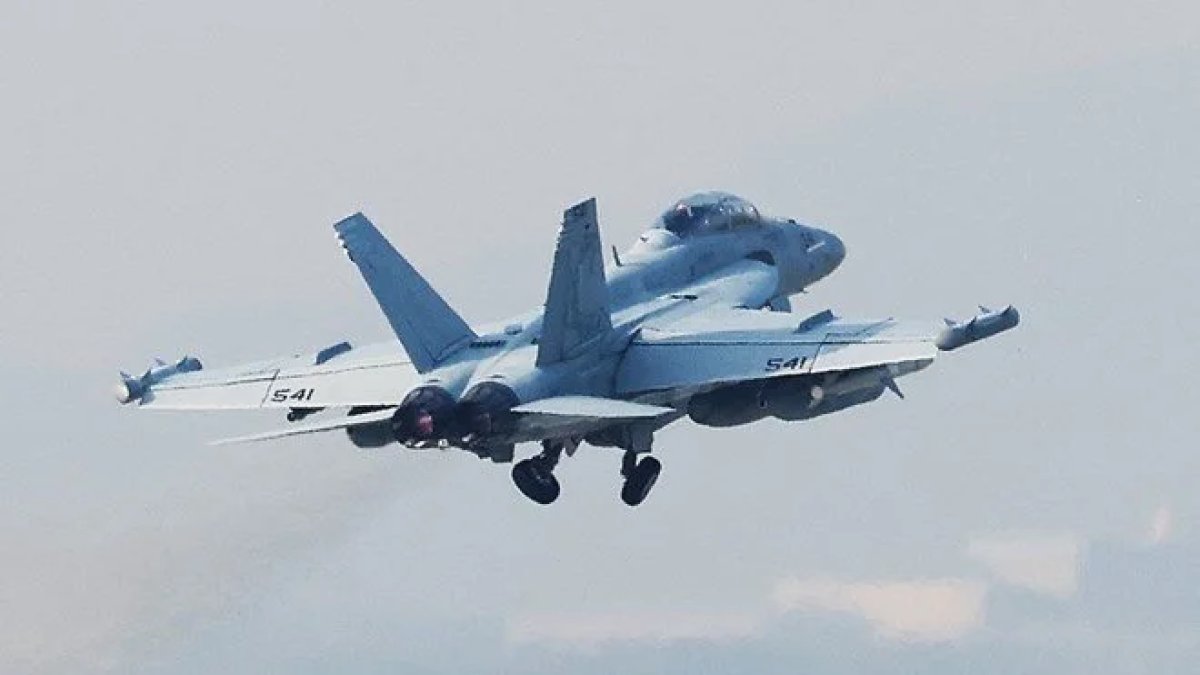 ABD'de savaş uçağı düştü: EA-18G Growler tipi uçak, eğitim uçuşu sırasında kaza yaptı