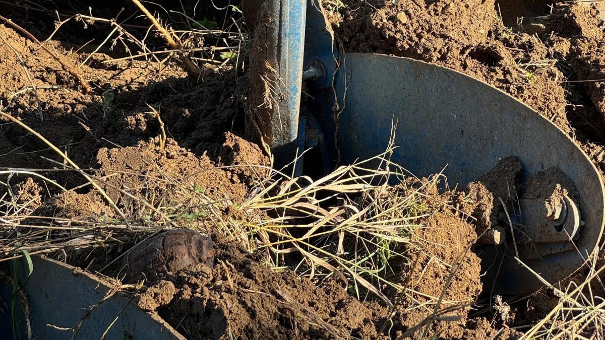 Çiftçi traktöre takılan demiri kaldırdı, içinden tarih çıktı! Kurtuluş Savaşı'ndan kalan miras: Hemen yetkileri aradı