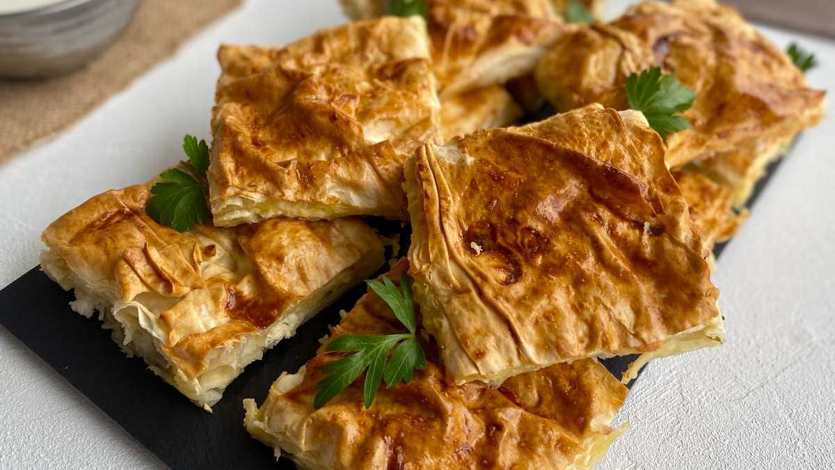 Herkes orjinal su böreği zannedecek! Yufkadan yapılıyor, dışı çıtır çıtır içi sulu sulu oluyor! Herkes eve de götürmek isteyecek