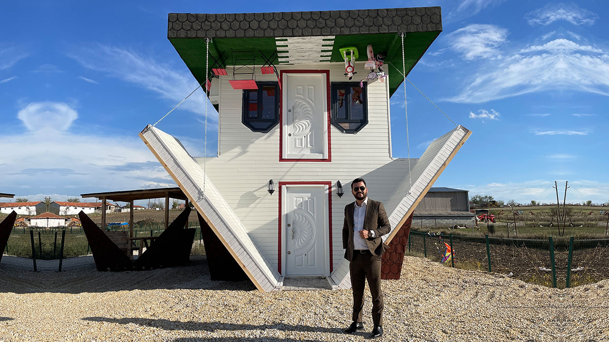 '9 yıldır hayat ters gidiyor' dedi, tersten ev yaptı! Ziyaret edenlerin başı dönüyor