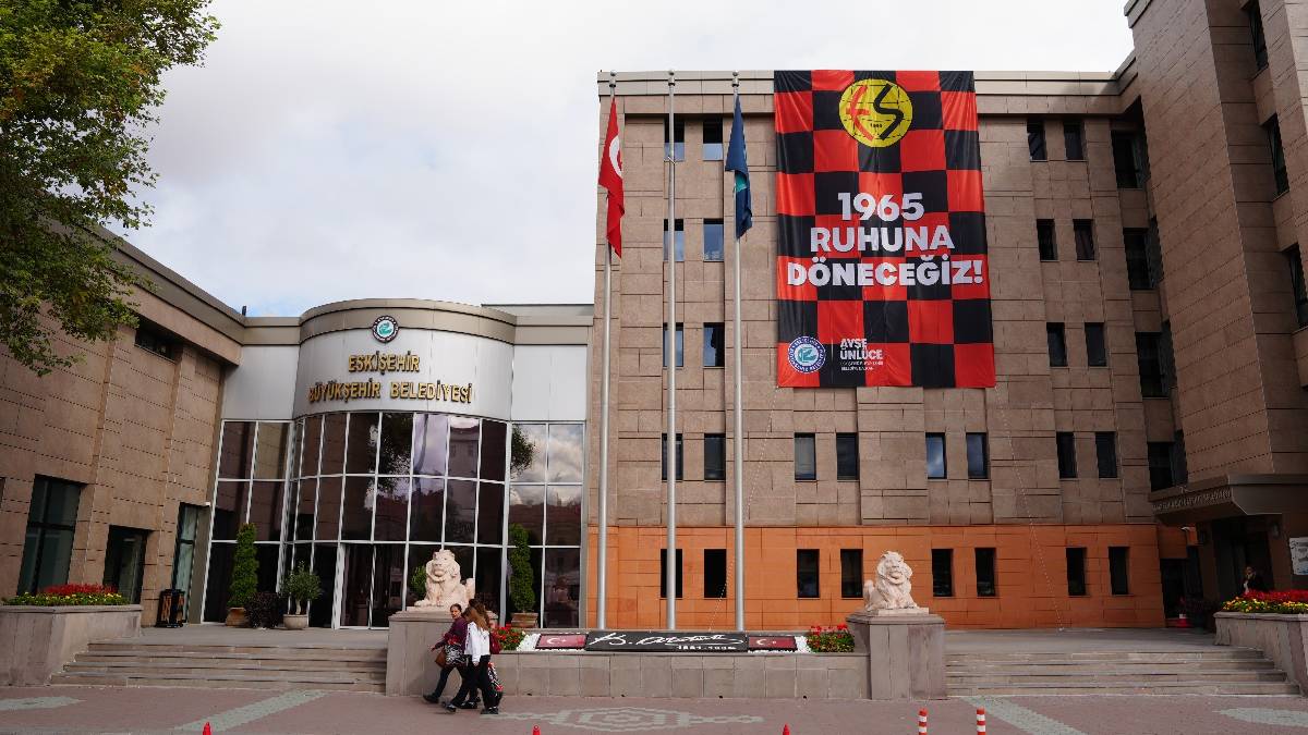 Eskişehir “Es Es” bayraklarıyla siyah kırmızıya boyandı