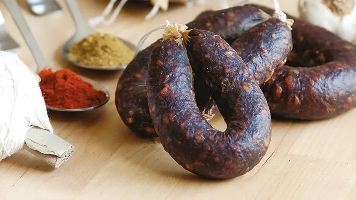 Hem içindeki belli hem ekonomik! Afyon usulü evde sucuk tarifi: Deneyen hazırına el sürmüyor