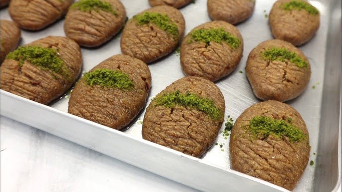 Akşama diziniz varsa bu tatlıyı yapın! Fındıklı irmik tatlısı tarifi... Eşiniz size bile bırakmayacak